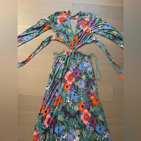 The SOLDOUT AFRM midi cut out dress - Picture 6 of 7